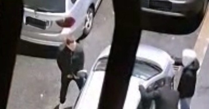 Ubriachi urinano sulle auto in sosta: "Perché non chiudere chi causa degrado?"