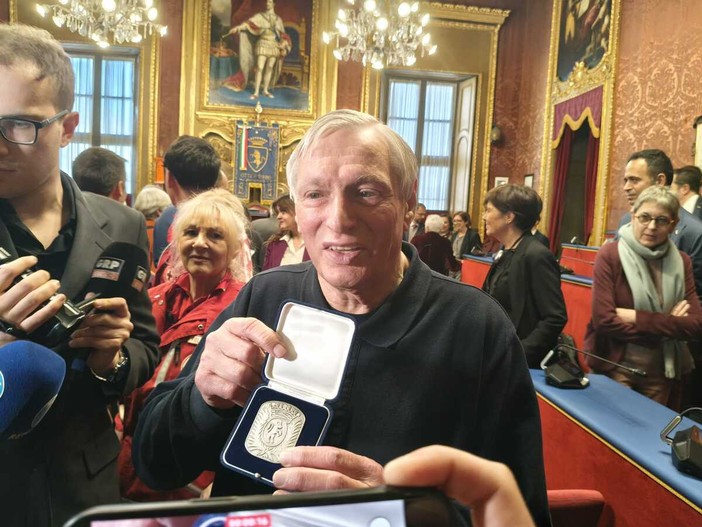 Don Luigi Ciotti durante la cerimonia Don Luigi Ciotti durante la cerimonia