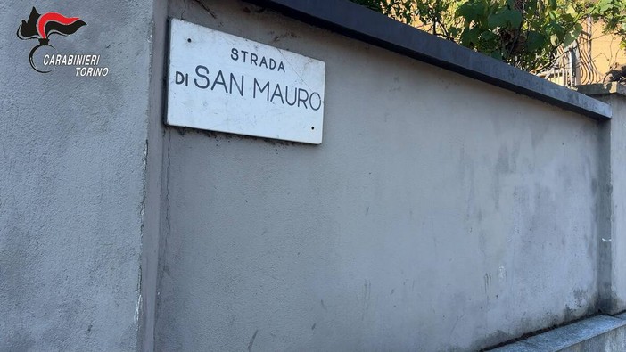 La ragazza di 14 anni è stata rapinata nell'androne di casa