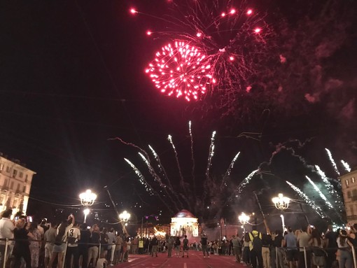 Torino, San Giovanni da sogno: in piazza Vittorio 50.000 persone con il naso all’insù per i fuochi d’artificio