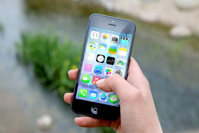 Un uomo ha scippato una ragazza portandole via il cellulare dalle mani