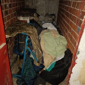 Cantine con macerie e rifiuti