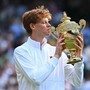 Jannik Sinner bacia la coppa, dopo il trionfo a Wimbeldon