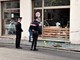 I carabinieri all'esterno di uno dei negozi assaltati dai ladri