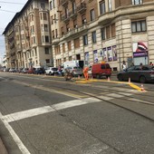 Operai che tracciano le strisce lungo il cavalcavia