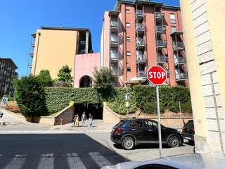Nuova segnaletica stradale per l'incrocio pericoloso
