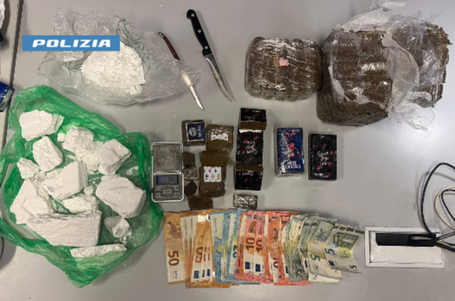 Gli oggetti e la droga posti sotto sequestro dalle forze dell'ordine