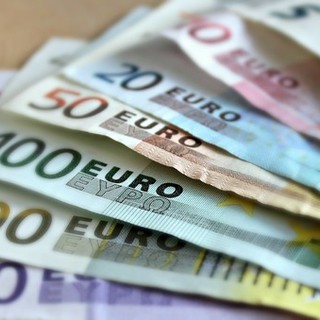Rivoli, rapinatore assalta la banca e chiude tutti in un ufficio in attesa che si apra la cassaforte: bottino da 60mila euro