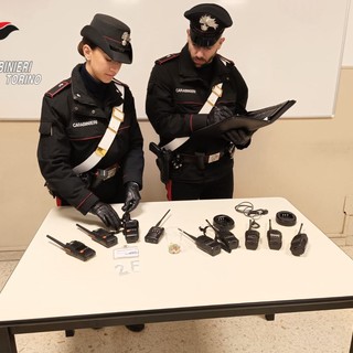 carabinieri con oggetti sequestrati