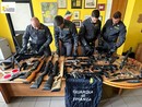 Le armi sequestrate dalla Guardia di Finanza