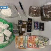 Gli oggetti e la droga posti sotto sequestro dalle forze dell'ordine Gli oggetti e la droga posti sotto sequestro dalle forze dell'ordine