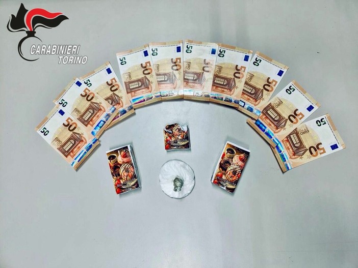 Ventenne di Condove arrestato: nelle tasche aveva hashish e banconote false Ventenne di Condove arrestato: nelle tasche aveva hashish e banconote false