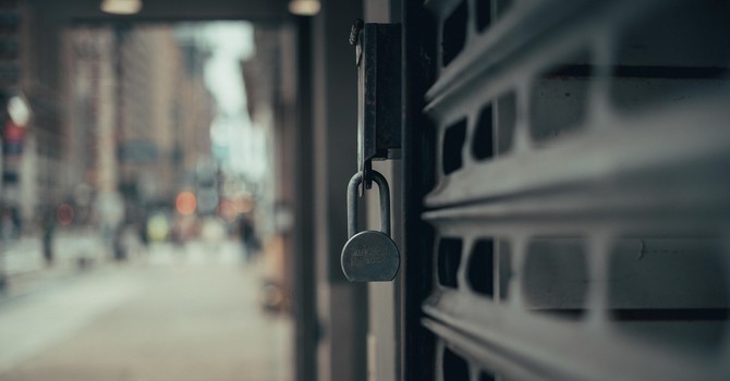 Sono sempre di più i negozi che abbassano le serrande