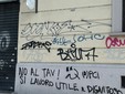 Scritte sulle case popolari di Mirafiori