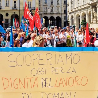 Lo sciopero con presidio davanti al Comune (foto Filcams Torino) Lo sciopero con presidio davanti al Comune (foto Filcams Torino)