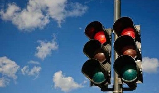 Semafori di corso Lecce, perché i tempi sono cambiati: dietro gli attraversamenti più brevi una serie di guasti Semafori di corso Lecce, perché i tempi sono cambiati: dietro gli attraversamenti più brevi una serie di guasti