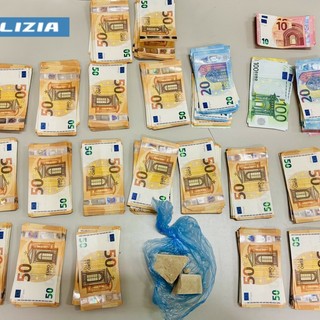 I soldi e la droga sequestrati dalla Polizia