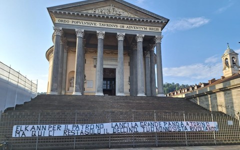 Gli striscioni appesi dalla Fiom