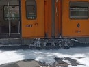 Tram va improvvisamente a fuoco, passeggeri evacuati in tutta fretta