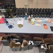 Fermati in auto a Mirafiori Sud con il "bazar" in casa: scoperti con mezzo chilo di droga sintetica, palloncini e bombole "esilaranti" Fermati in auto a Mirafiori Sud con il "bazar" in casa: scoperti con mezzo chilo di droga sintetica, palloncini e bombole "esilaranti"