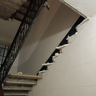 Intera rampa di scale crollata in un condominio di corso Palermo