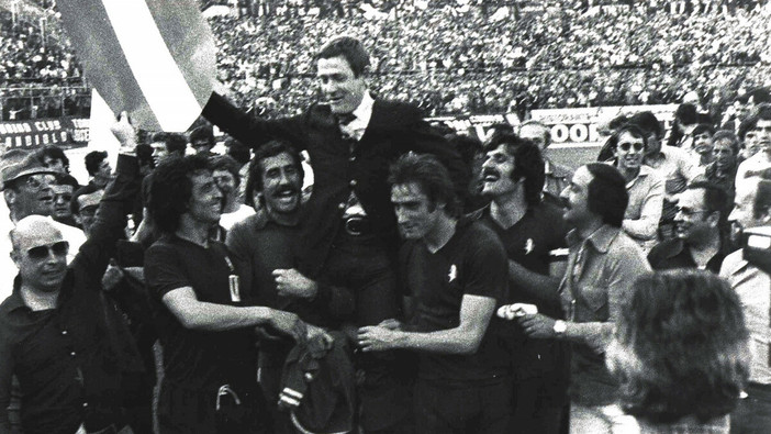 I giocatori portano in trionfo il tecnico Radice (foto tratta da Torinofc.it)