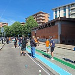La strada scolastica si trasforma in un’opera d’arte dedicata alla pace