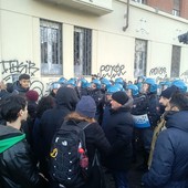 Università, scontri tra antagonisti dei centri sociali e neofascisti del Fuan: lancio di uova e bottiglie contro la polizia