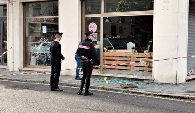 I carabinieri all'esterno di uno dei negozi assaltati dai ladri