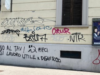 Scritte sulle case popolari di Mirafiori