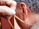 Aggredito per rubare la collanina d'oro, ma era solo la catenella degli occhiali