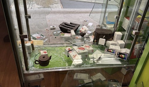 Foto d'archivio di una spaccata in un negozio di Torino