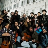 Musicisti e appassionati in piazzetta Reale per ricordare Fabrizio De André