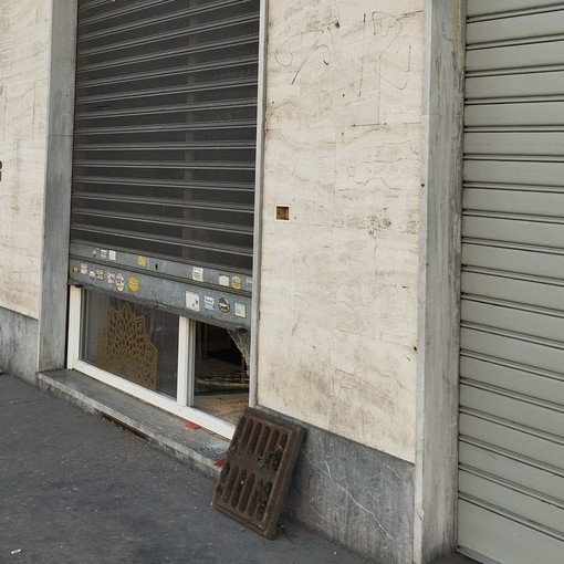 Spaccata con tombino in pizzeria, i commercianti: “Siamo alle solite”