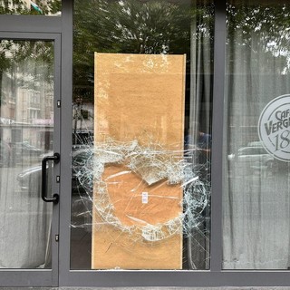 I ladri sfondano le vetrine di due locali nel cuore della notte. Per la pasticceria &quot;Millevoglie&quot; è la terza volta in pochi mesi
