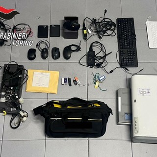 Alcuni degli oggetti rubati dall'uomo arrestato a Venaria