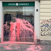 I vetri imbrattati della filiale di Intesa Sanpaolo I vetri imbrattati della filiale di Intesa Sanpaolo