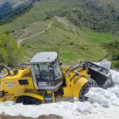 Lavori di sgombero neve sulle strade in quota