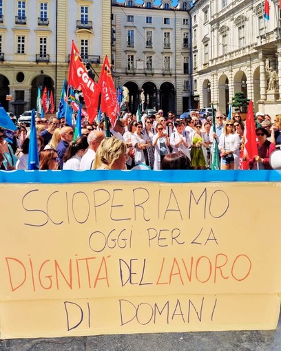 Lo sciopero con presidio davanti al Comune (foto Filcams Torino) Lo sciopero con presidio davanti al Comune (foto Filcams Torino)