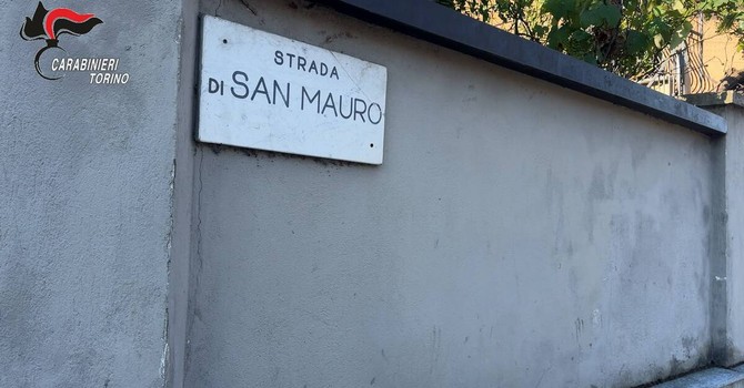 La ragazza di 14 anni è stata rapinata nell'androne di casa