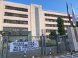 Gli striscioni appesi dalla Fiom