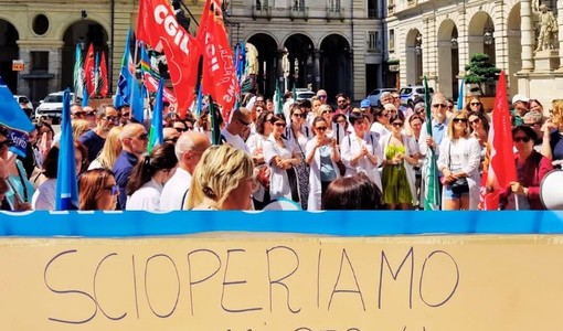 Lo sciopero con presidio davanti al Comune  (foto Filcams Torino)
