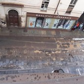 Manutenzione strade: lastroni dissestati e segnaletica danneggiata in via Accademia Albertina