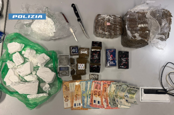 Gli oggetti e la droga posti sotto sequestro dalle forze dell'ordine Gli oggetti e la droga posti sotto sequestro dalle forze dell'ordine