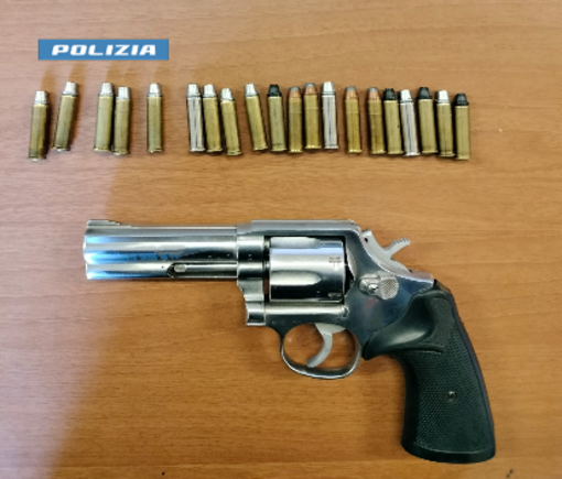 La pistola trovata a casa dell'uomo arrestato La pistola trovata a casa dell'uomo arrestato