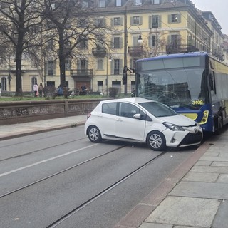 Scontro tra un bus ed una macchina in via Accademia, travolti due bambini