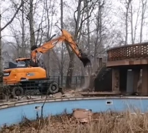 Le operazioni di sgombero dentro l'ex piscina Sempione Le operazioni di sgombero dentro l'ex piscina Sempione