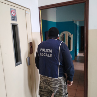 Il garage e l'appartamento erano da tempo occupati abusivamente da una famiglia rom