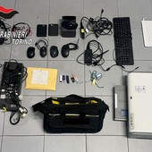 Alcuni degli oggetti rubati dall'uomo arrestato a Venaria