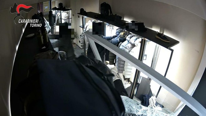 Le immagini della spaccata ai danni del negozio del centro di Torino